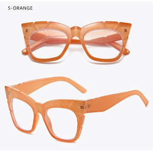 Détail des lunettes œil de chat orange avec monture géométrique sculptée en résine
