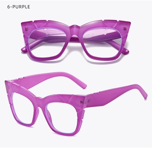 Détail de la monture violette géométrique oeil-de-chat modèle 50022-145 au design découpé unique