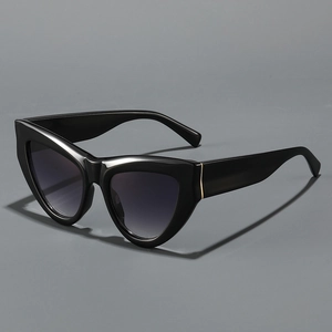 Lunettes de soleil œil-de-chat noires chic avec accents dorés et verres gris dégradés