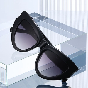 Lunettes de soleil chat géométriques noires modernes avec verres violets dégradés UV