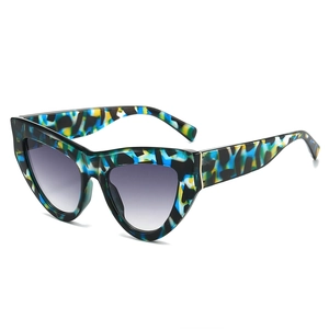 Lunettes de soleil œil-de-chat chic avec monture en écaille multicolore et verres dégradés