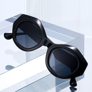 Modische schwarze Cat-Eye Sonnenbrille mit dickem geometrischem Rahmen und Gläsern