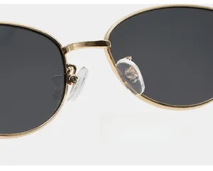 Detalle de almohadillas de silicona en gafas de sol de ojo de gato de metal dorado
