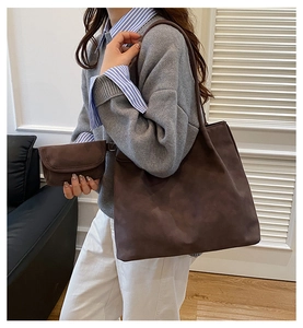 Vue détaillée d'un grand sac cabas en cuir mat marron café avec sa petite pochette assortie