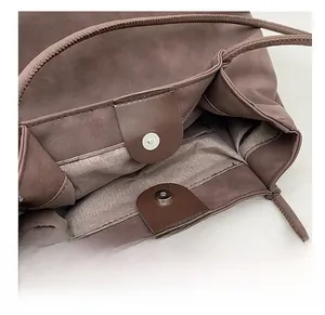 Détail du fermoir magnétique et de la doublure de ce grand sac fourre-tout marron