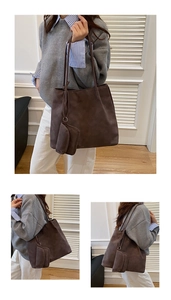 Détail du sac cabas en tissu Oxford marron foncé avec sa petite pochette zippée assortie
