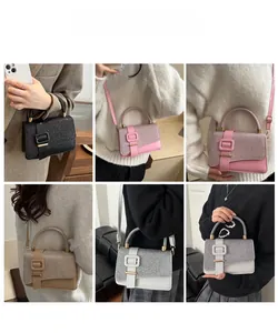 Nahaufnahme der Pailletten-Patchwork-Handtasche mit Harzschnalle und Tragegriff