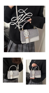 Vues détaillées d'un sac à main blanc minimaliste avec paillettes et boucle dorée