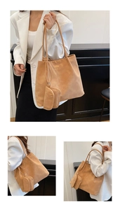 Détail du cabas camel montrant la texture mate et la mini pochette assortie