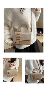 Détail du sac beige à paillettes dorées avec une boucle élégante et une bandoulière fine