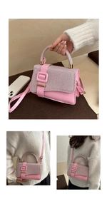 Détail macro d'un sac à main rose à paillettes avec fermoir doré et bandoulière chic