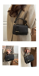 Gros plan d'un petit sac carré noir scintillant avec détails de paillettes et boucle en métal