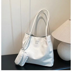 Détail du grand sac cabas blanc en tissu Oxford avec pochette assortie et logo épuré