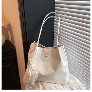 Détail du sac cabas blanc avec logo et mini pochette assortie pour les trajets quotidiens