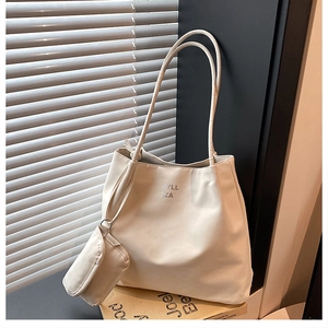 Détail d'un sac cabas beige minimaliste en tissu Oxford avec pochette et lettrage chic