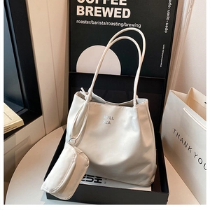 Détail du sac oreiller blanc en tissu Oxford avec breloques lettres et pochette assortie
