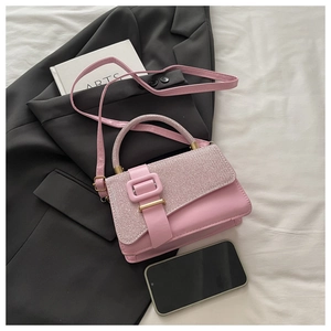 Détail du petit sac rose en cuir PU avec panneaux scintillants et bandoulière réglable