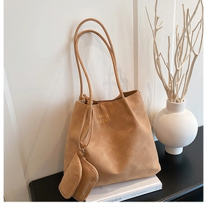 Détail du grand sac cabas marron en tissu Oxford avec son petit porte-monnaie