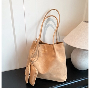 Détail d'un grand sac cabas en oxford kaki avec imprimé HYLL ZZA et pochette assortie