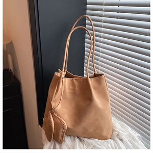 Vue détaillée du grand sac cabas en daim marron clair avec logo et ombres douces