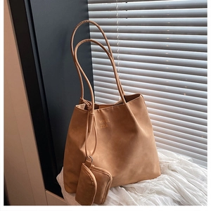 Détail du sac fourre-tout oxford terreux avec logo HYLL ZZA et petit porte-monnaie