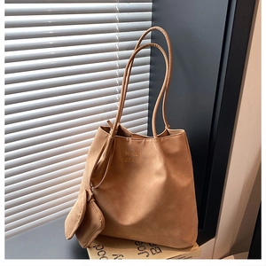 Vue macro du cabas en tissu oxford camel avec petite pochette et détail du logo HYLL ZZA
