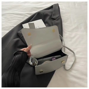 Vue intérieure d'un petit sac carré vintage montrant l'espace pour téléphone et maquillage