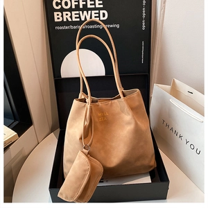 Vue détaillée du sac bandoulière Oxford kaki avec logo et petit porte-monnaie assorti