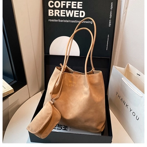 Vue détaillée du sac polochon en tissu Oxford beige avec bandoulière et pochette assortie