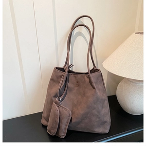 Détail du sac fourre-tout taupe en tissu Oxford avec porte-monnaie assorti et lettrage