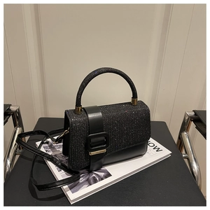 Vue détaillée du sac carré vintage avec tissu pailleté et une grande boucle noire mate
