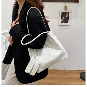 Vue détaillée du grand sac cabas blanc en cuir avec une petite pochette assortie