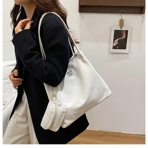 Détail du sac cabas en cuir souple blanc avec imprimé et pochette assortie amovible
