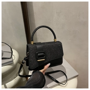 Détails du sac carré à paillettes noires avec cuir mat et boucle métallique dorée