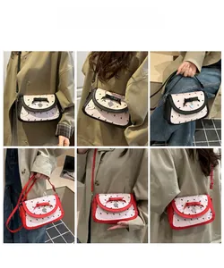 Vues détaillées des sacs bandoulière avec nœuds 3D, breloques cœur et panneaux texturés
