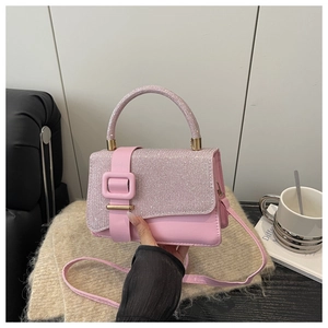 Détail du sac bandoulière rose avec rabat scintillant et boucles dorées métalliques