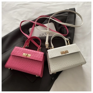Détails de mini sacs à main roses et blancs à relief crocodile avec fermoirs dorés rotatifs