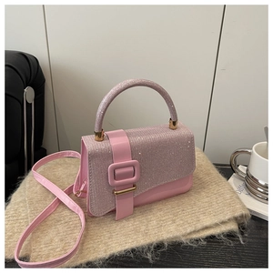 Sac bandoulière pailleté rose avec boucle carrée décorative et bandoulière réglable