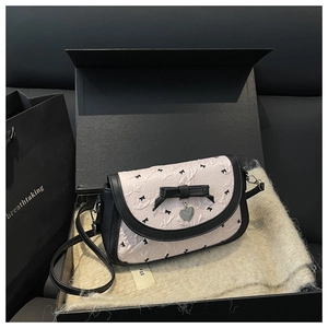 Sac à bandoulière rose à nœud avec pendentif cœur dans un coffret cadeau élégant
