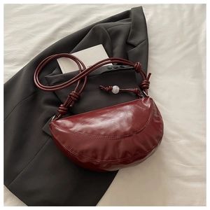 Vue détaillée du sac demi-lune rouge foncé en similicuir plissé avec perle marbrée