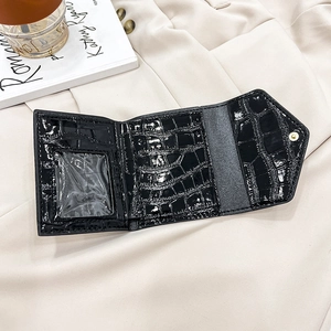 Cartera negra de piel sintética con relieve de cocodrilo y ventana para identificación