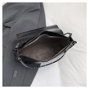 Détail du grand sac cabas en cuir plissé noir avec chaîne argentée et doublure grise
