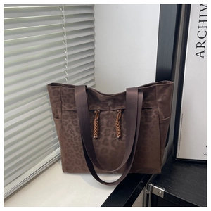 Gros plan du sac cabas léopard avec cordon de serrage tissé et bandoulière nylon
