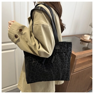 Détail du sac cabas léopard noir avec poches latérales et cordon de serrage décoratif