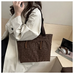 Détail du sac cabas léopard avec cordons tressés pour un style quotidien chic