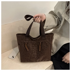 Détail du sac cabas léopard avec cordon tressé marron et large bandoulière d'épaule