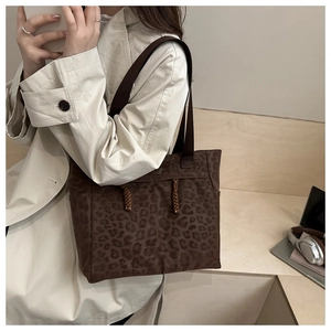 Détail du grand sac cabas imprimé léopard marron avec cordons et longues bandoulières