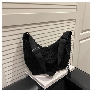 Détail du sac hobo noir imprimé léopard avec tirette en corde tressée et bandoulière