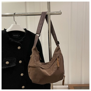 Vue détaillée du sac hobo à imprimé léopard avec tirettes de fermeture tressées