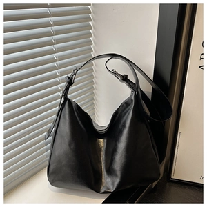 Dettaglio della classica borsa Hobo nera con trama in pelle e fibbia regolabile